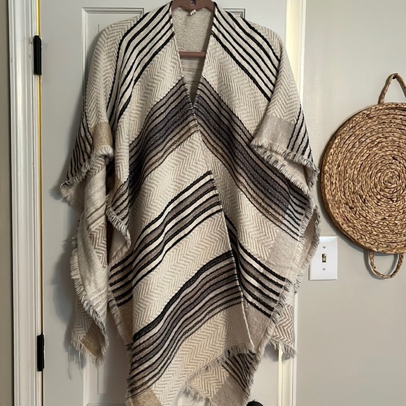 Michael Stars Shawl Poncho Wrap - Picture 5 of 10